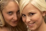 Česká sexy blondýnka Lola Myluv lesbicky dovádí s kamarádkou